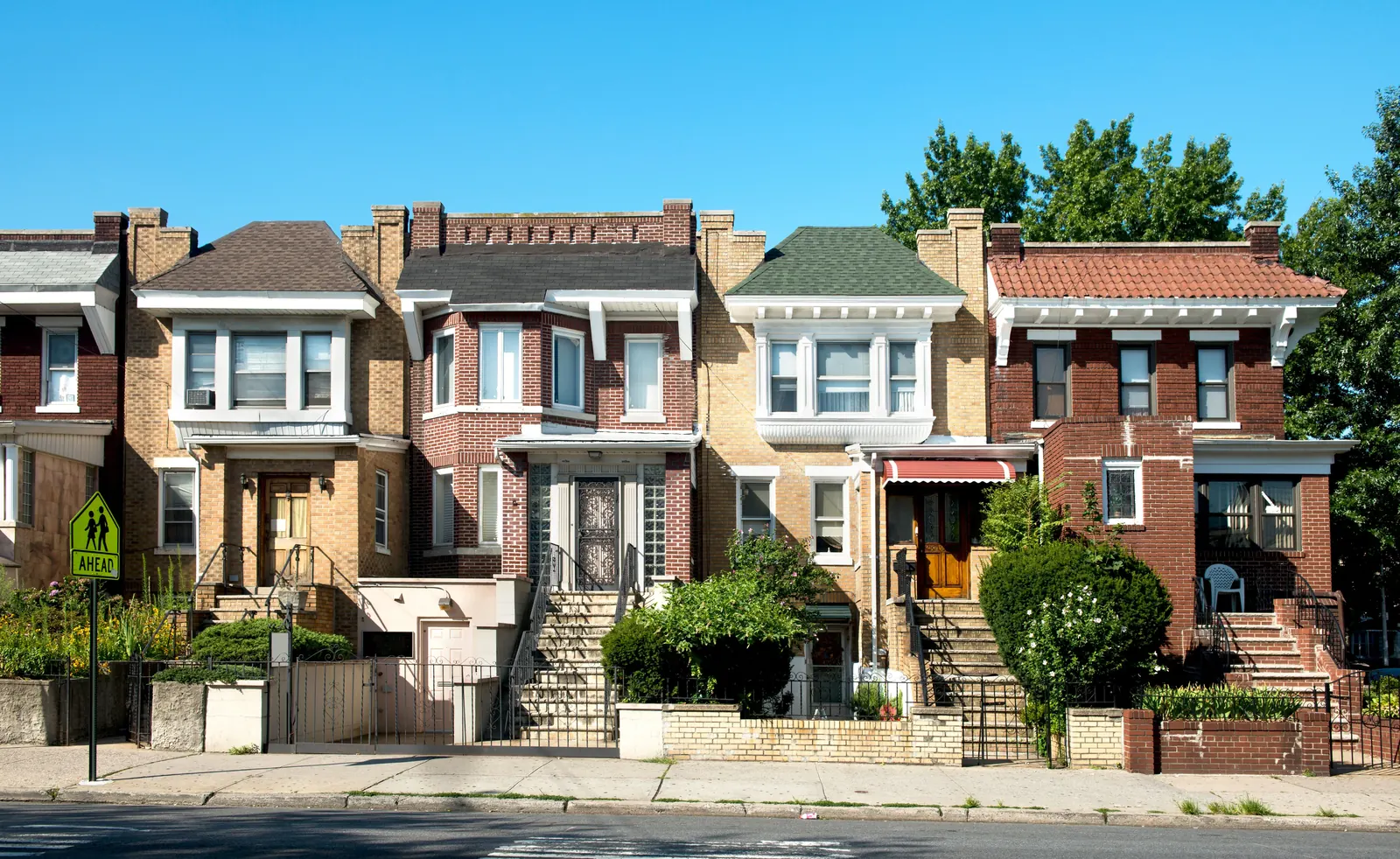 A row of detached homes in a New York City neighborhood
